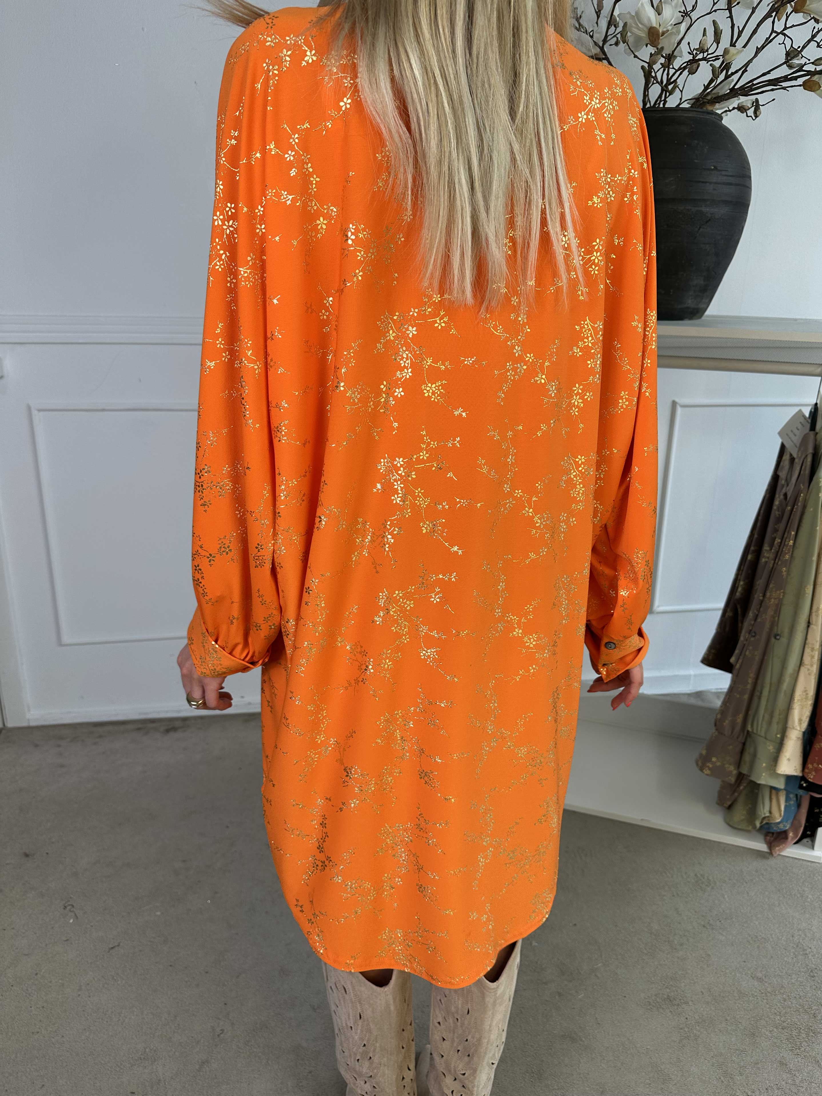 Mia Gold - Elastisk skjortekjole med gulddetaljer